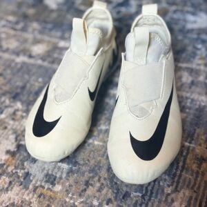 Nike Jr. Zoom Mercurial Vapor 15 Academy Indoor  Size 5Y DJ5621-700